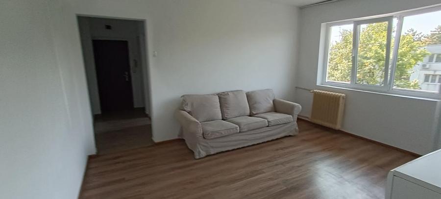 Apartament cu 3 camere semidecomandat, mobilat în Nord