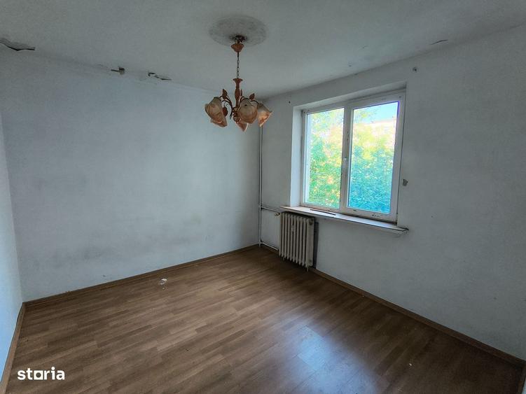 Apartament cu 3 camere semidecomandat în Berceni