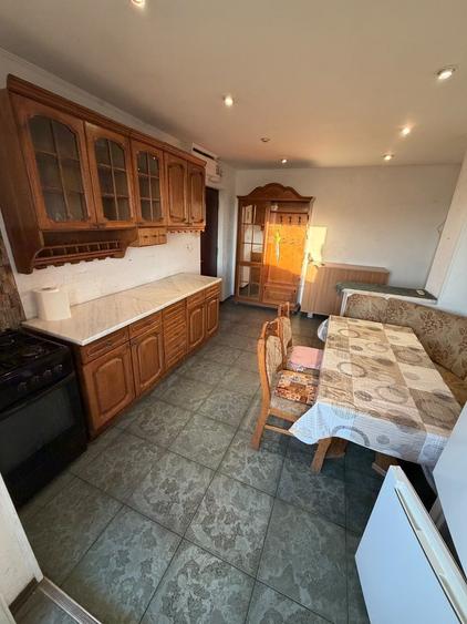 Apartament cu 3 camere decomandat în Girocului