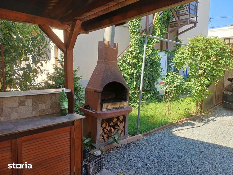 Casă cu 8 camere decomandat cu Teren 250 Mp în Nord