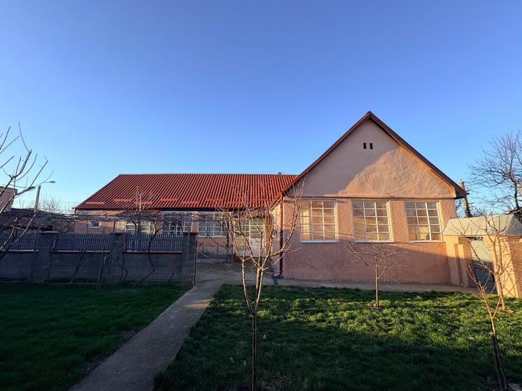 Casă cu 4 camere cu Teren 711 Mp în Ghiroda