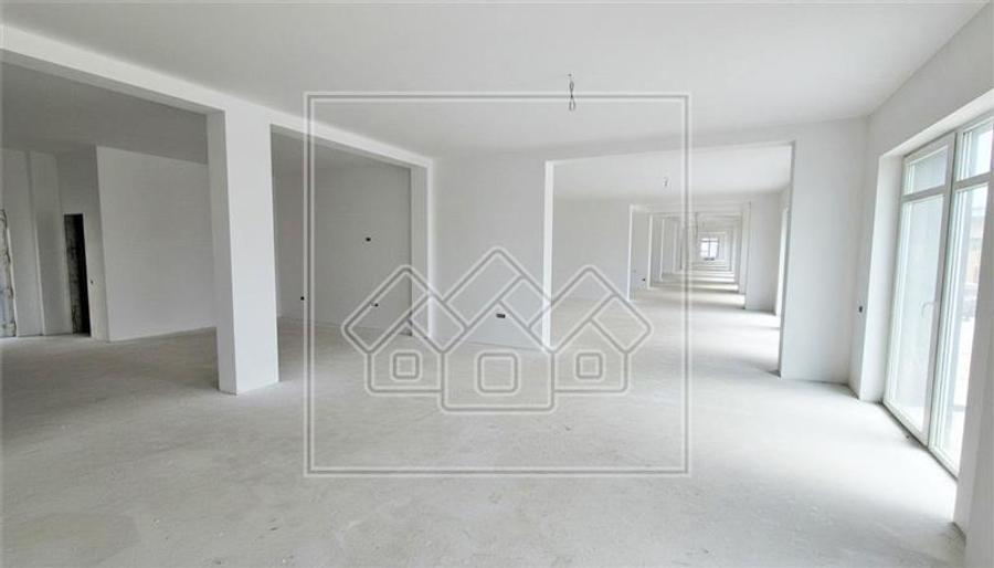 Spațiu comercial, de 620 mp, în Exterior Sud
