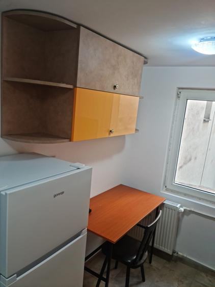 Apartament cu 2 camere semidecomandat, mobilat în Victoriei