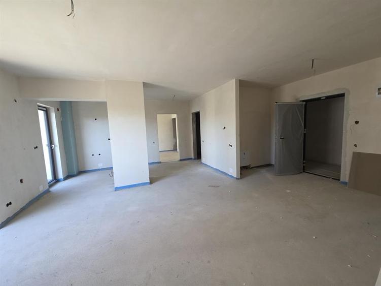 Apartament cu 3 camere semidecomandat în Mărăști