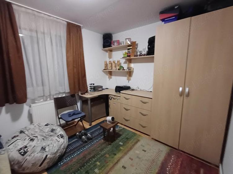 Apartament cu 3 camere semidecomandat în Dâmbu Pietros