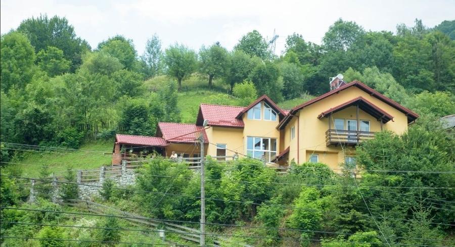 Casă cu 4 camere în Rucăr