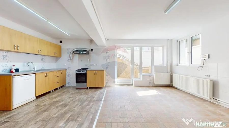 Casă cu 10 camere cu Teren 710 Mp în Central