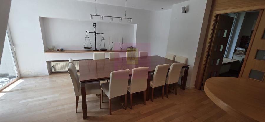 Casă individuală cu 10 camere cu Canalizare în Central