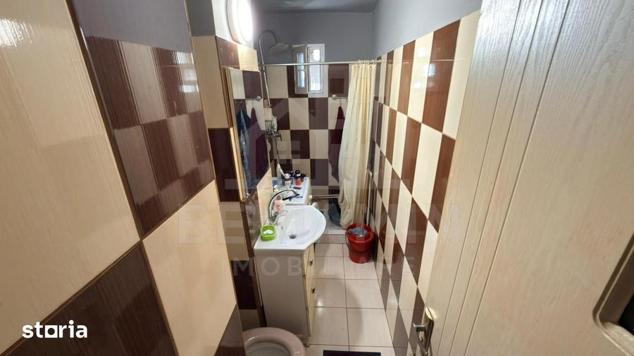 Apartament cu 3 camere semidecomandat în Craiovița Nouă