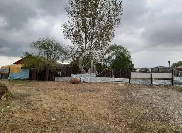 Teren de 17500 mp, în Periferie