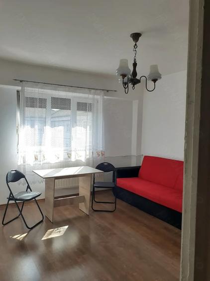 Garsonieră decomandată în Rogerius