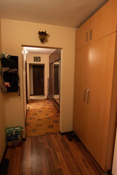 Apartament cu 3 camere decomandat în Podu Roș