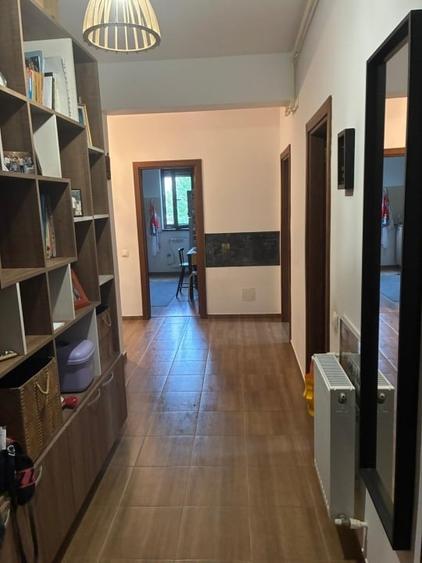 Apartament cu 3 camere decomandat, mobilat în Titan