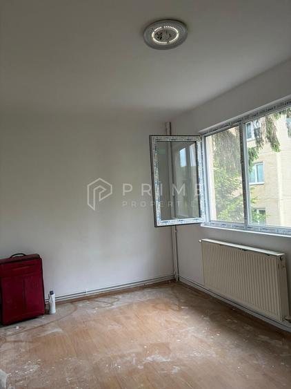 Apartament cu 3 camere semidecomandat în Dâmbu Pietros