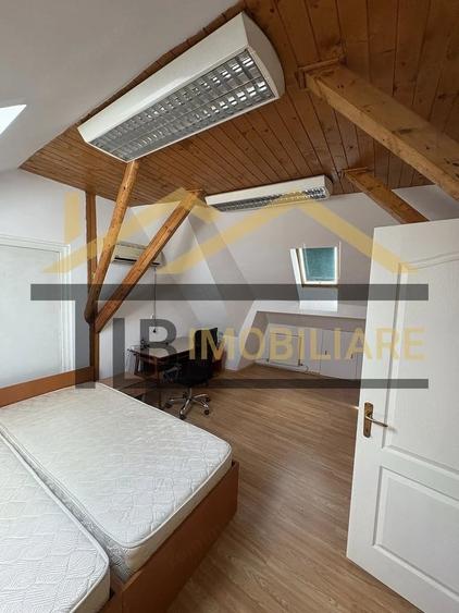 Apartament cu 5 camere decomandat în Semicentral
