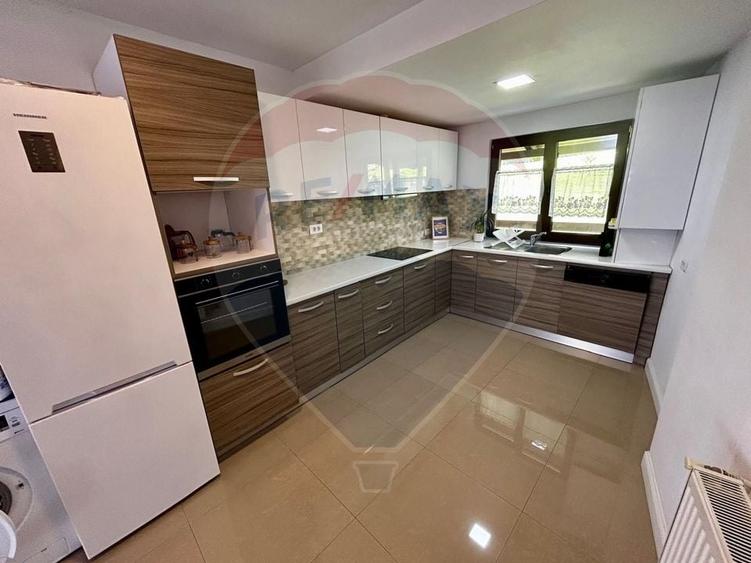 Apartament cu 3 camere decomandat în Valea Roșie