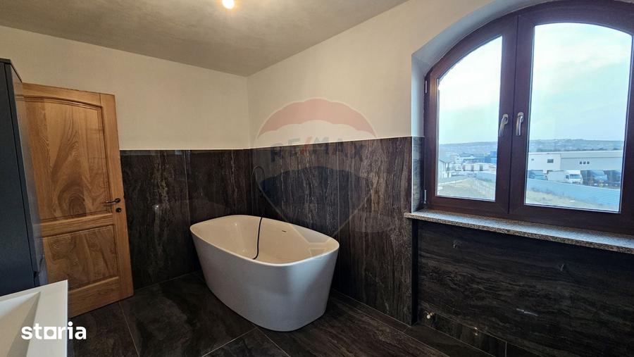 Casă cu 5 camere cu Teren 840 Mp în Șcheia