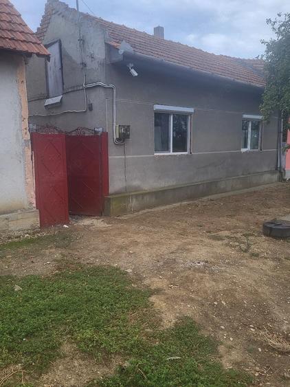 Casă cu 2 camere cu Teren 2000 Mp în Central