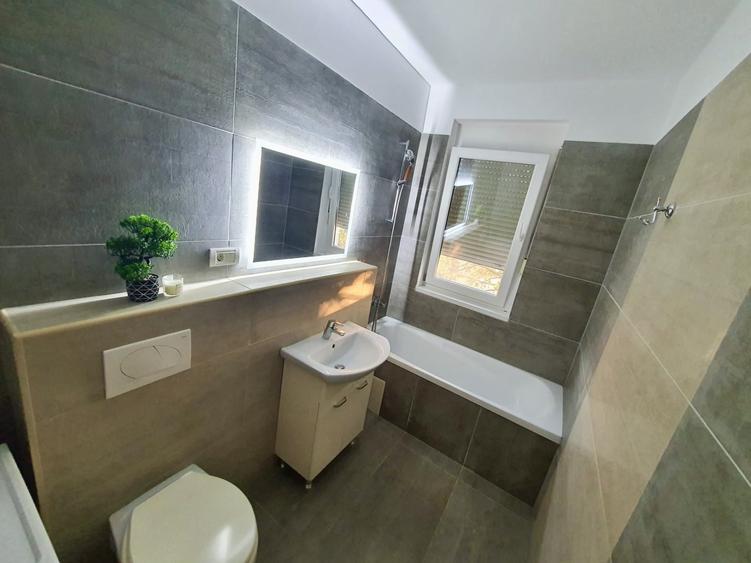 Apartament cu 3 camere semidecomandat, mobilat în Lipovei