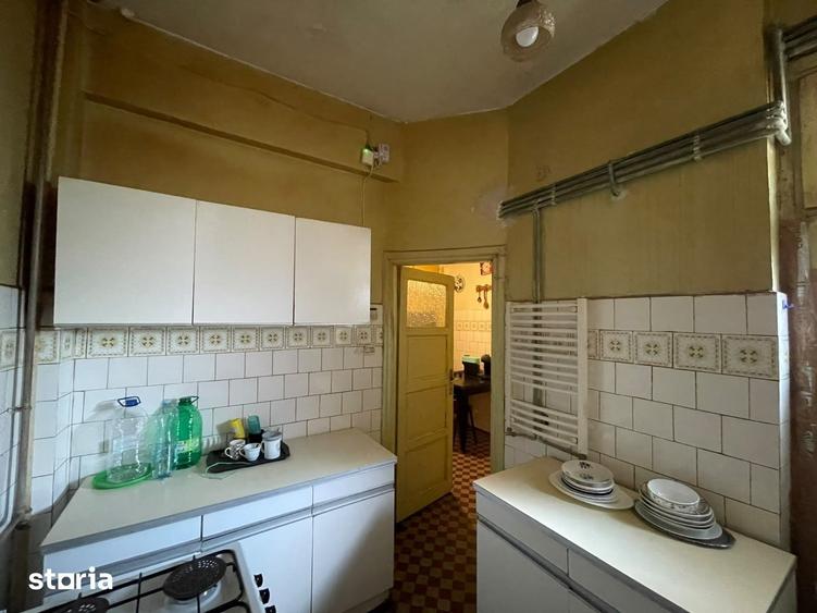 Apartament cu 4 camere semidecomandat în Victoriei