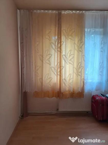 Apartament cu 3 camere semidecomandat în Micro 15