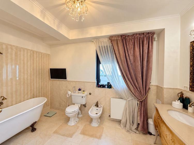 Casă individuală cu 6 camere cu Canalizare în Primăverii