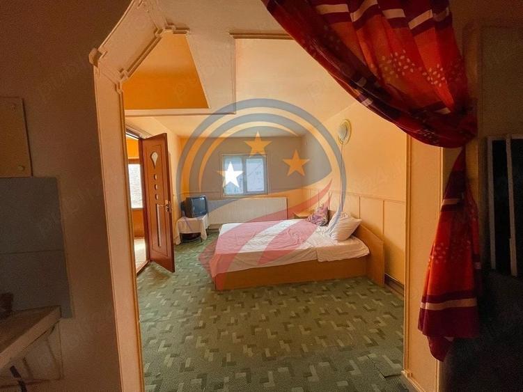 Casă individuală cu 12 camere cu Canalizare în Rânca