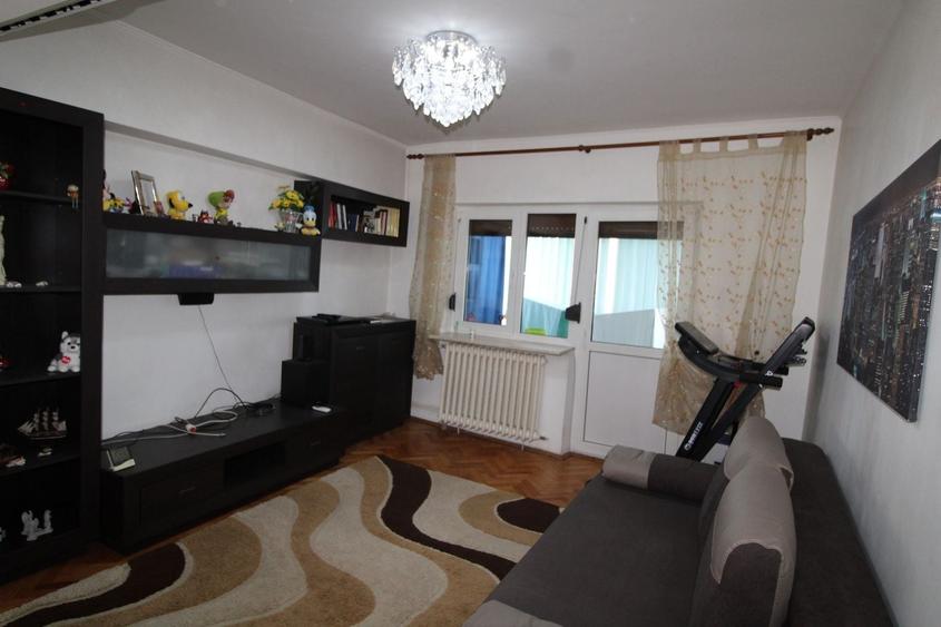 Inchiriere apartament 3 camere, decomandat, etaj 3, strada 23 August - 2