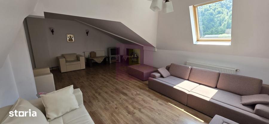 Casă cu 8 camere cu Teren 500 Mp în Castelul Peleș