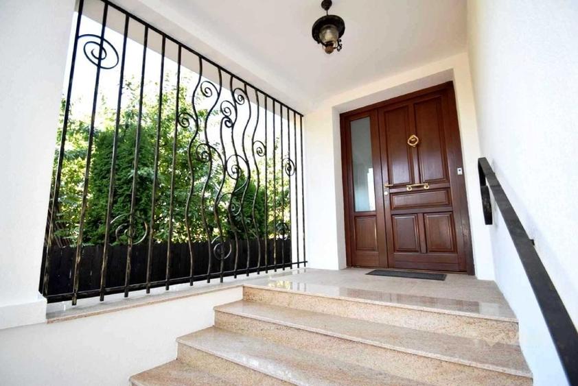 Casă individuală cu 7 camere cu Canalizare în Bucium