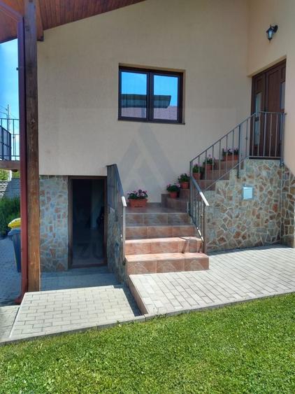 Casă individuală cu 5 camere cu Canalizare în Șura Mare