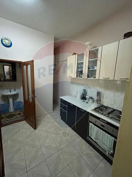 Casă individuală cu 10 camere cu Teren 154 Mp în Central
