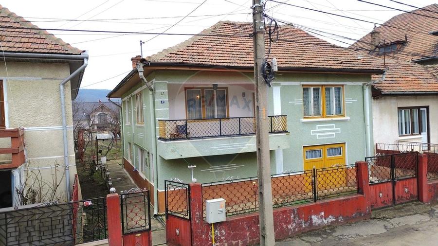 Casă individuală cu 4 camere cu Canalizare în Central