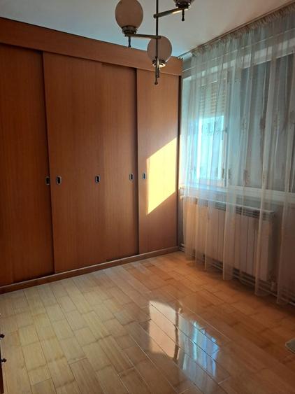 Apartament cu 3 camere semidecomandat în Micro 19
