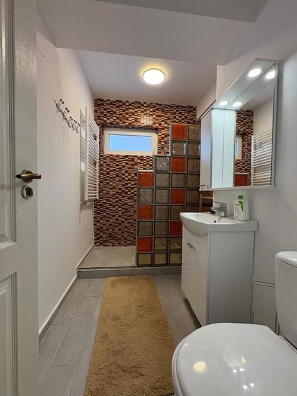 Apartament cu 3 camere semidecomandat în Cățelu