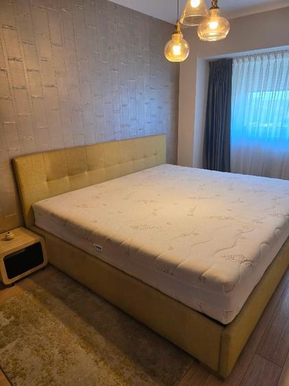 Apartament cu 4 camere semidecomandat în P-ța Victoriei