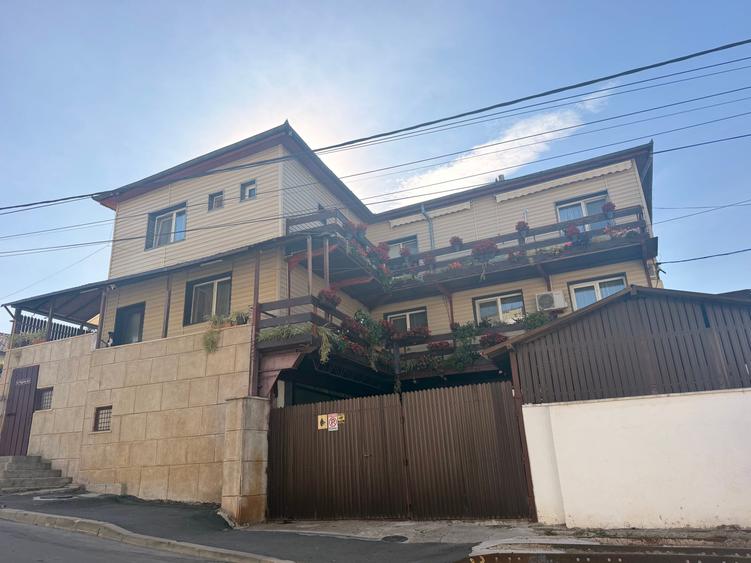 Casă cu 7 camere cu Teren 298 Mp în Central