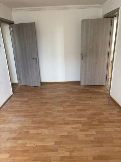 Apartament cu 3 camere semidecomandat în Colentina