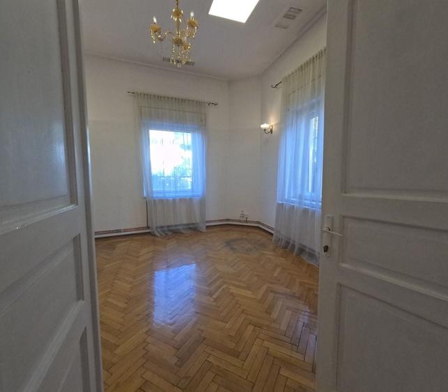 Casă individuală cu 6 camere cu Canalizare în Ultracentral