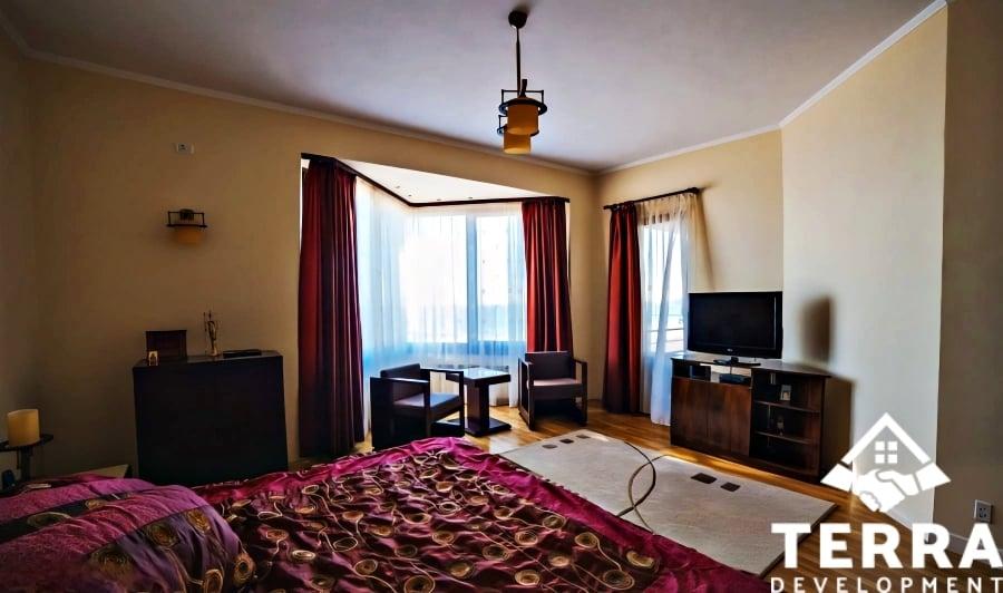 Casă individuală cu 7 camere cu Teren 500 Mp în Central