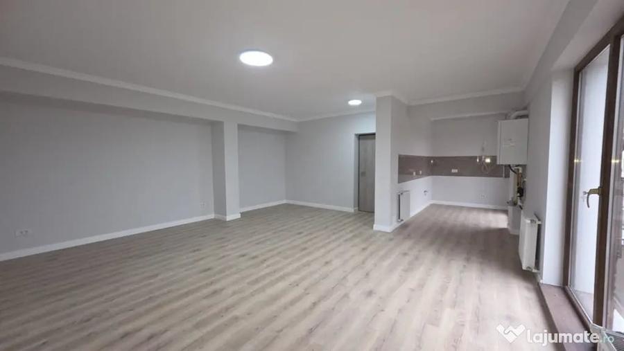 Apartament cu 3 camere semidecomandat în Dămăroaia