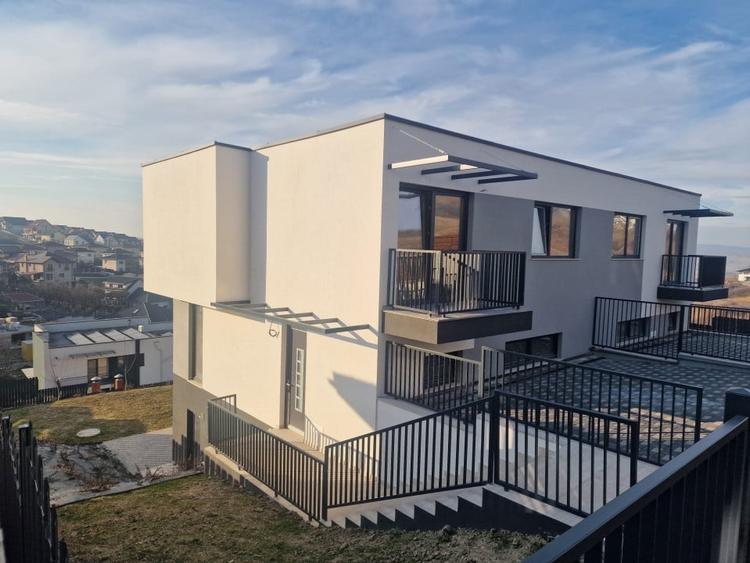 Duplex cu 5 camere cu Canalizare în Dezmir