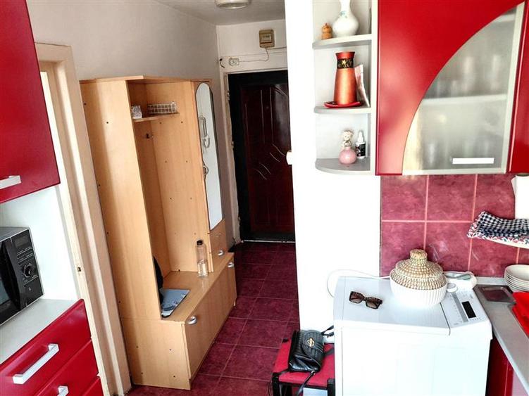 Apartament cu 2 camere nedecomandat, mobilat în Decebal