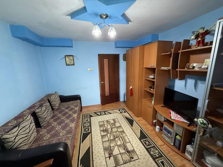 Casă individuală cu 9 camere cu Canalizare în Central