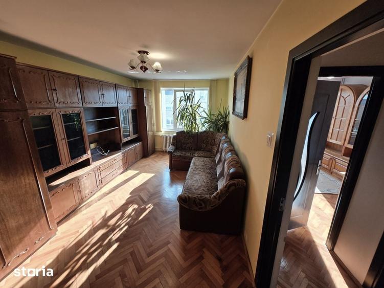 Apartament cu 3 camere semidecomandat în Rogerius