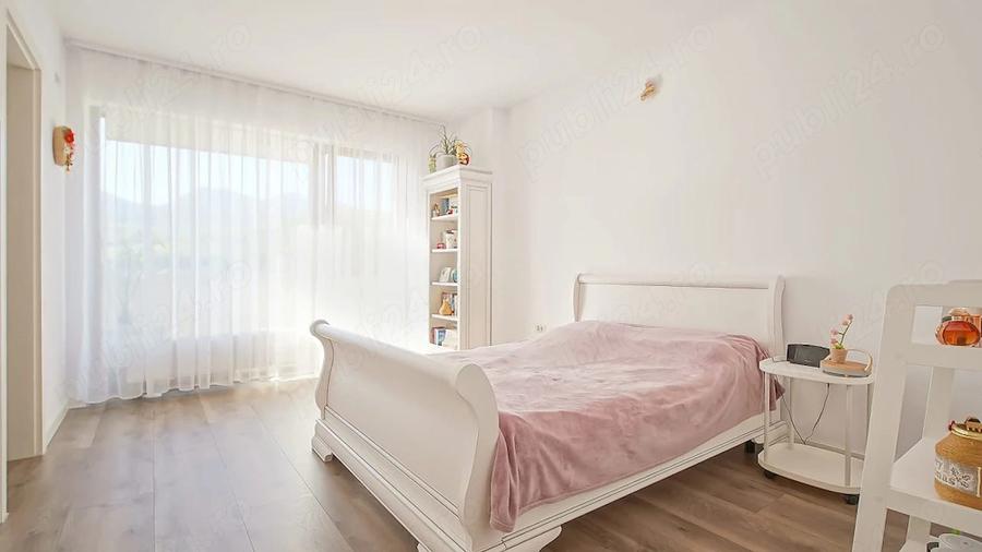 Apartament cu 4 camere decomandat în Noua