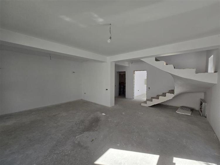 Duplex cu 5 camere cu Canalizare în Bucureștii Noi