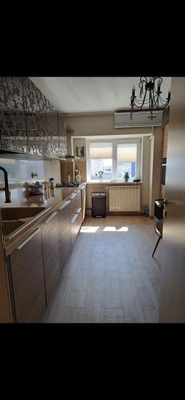 Apartament cu 4 camere semidecomandat în Victoriei