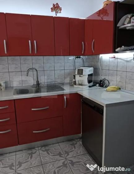 Apartament cu 3 camere semidecomandat în Central