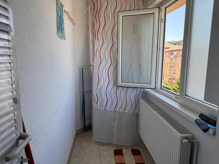 Apartament cu 3 camere decomandat, mobilat în Cugir